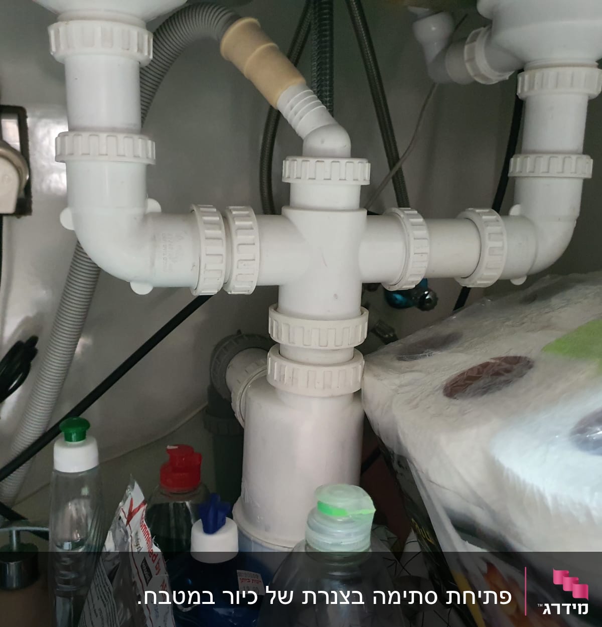 צנרת פלסטיק מתחת לכיור עם מחברים